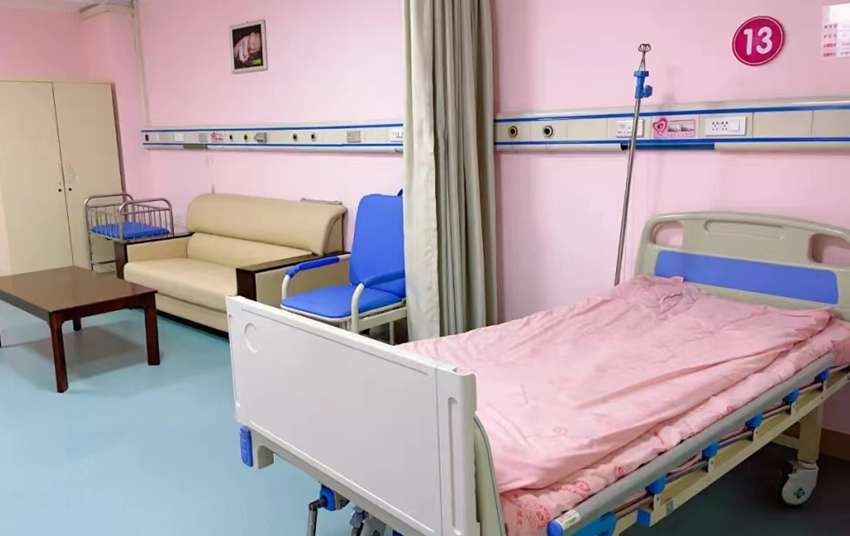 产科单间环境。绵竹市妇幼保健计划生育服务中心供图