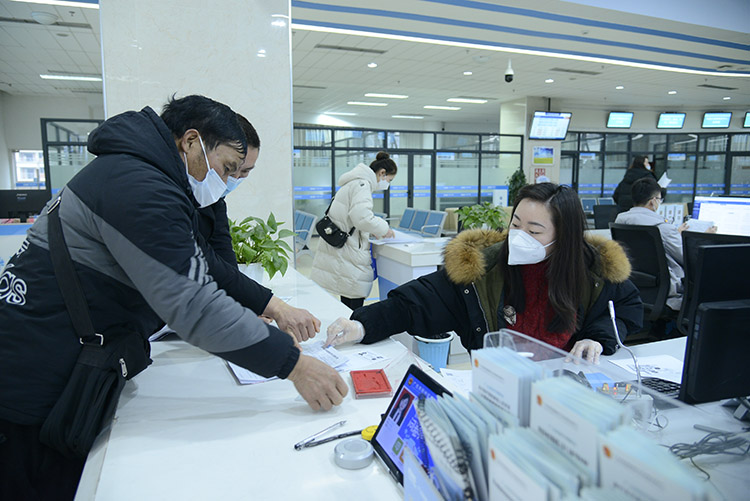 工作人员热情认真办理好每一件事情。利州区委宣传部供图