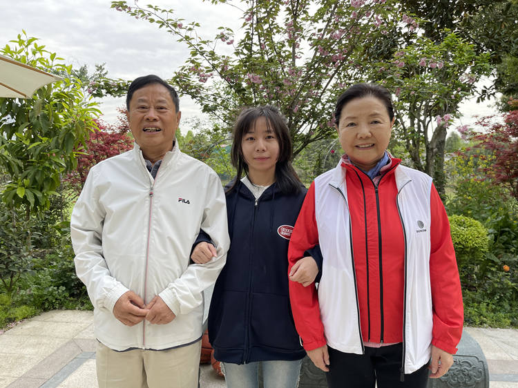 柏研秀(中)与黄久长夫妇合影。图片由受访人提供