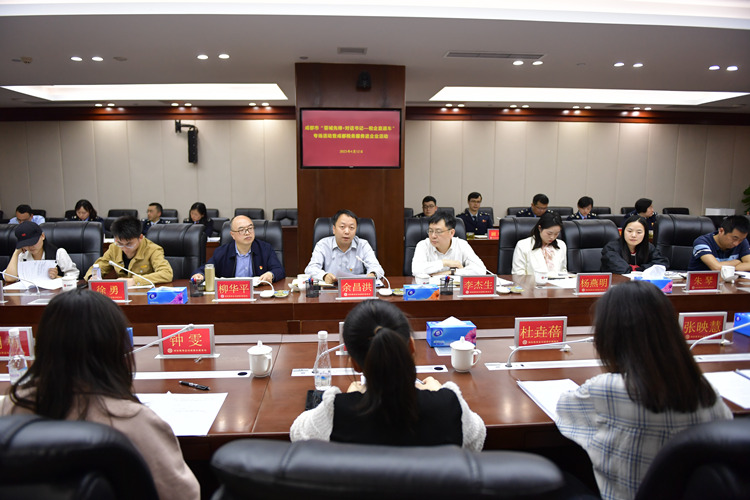 面对面了解企业的需求。成都市税务局供图