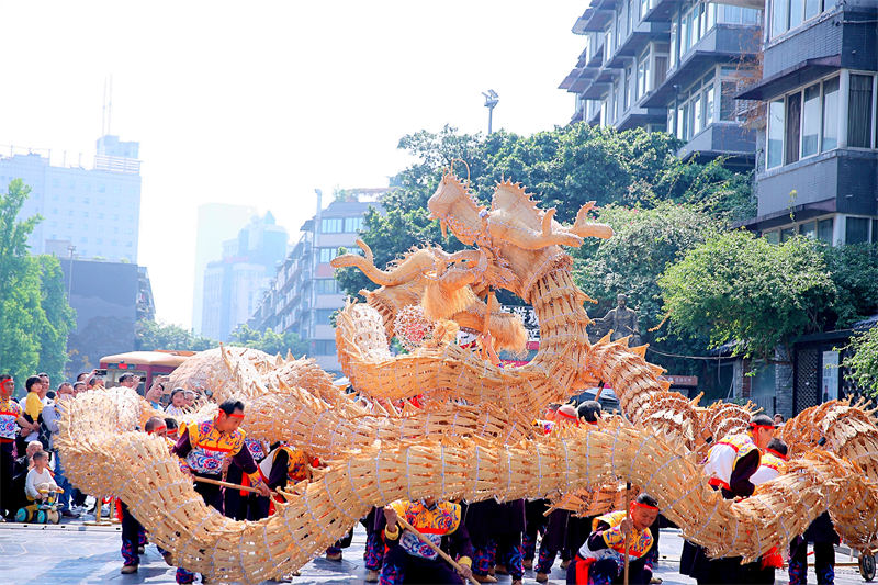 國家級非遺項目“沐川草龍”首次亮相寬窄巷子。主辦方供圖