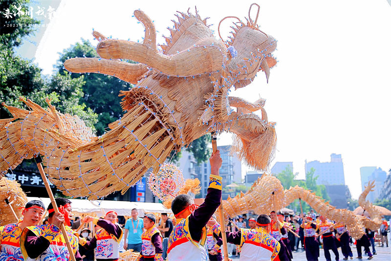 國家級非遺項目“沐川草龍”首次亮相寬窄巷子。主辦方供圖