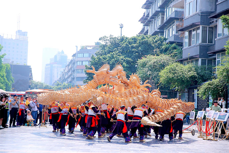 國家級非遺項目“沐川草龍”首次亮相寬窄巷子。主辦方供圖