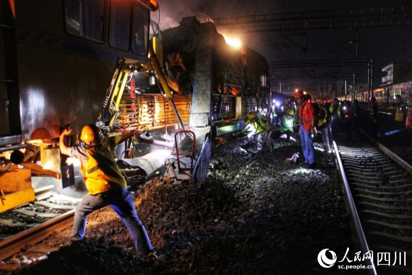 铁路大修现场。何礼摄