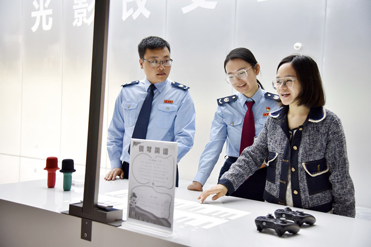 稅務干部到企業了解創新產品。宜賓市稅務局供圖
