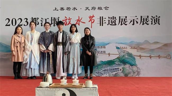 师生参加2023都江堰放水节非遗展示。刘姝言供图