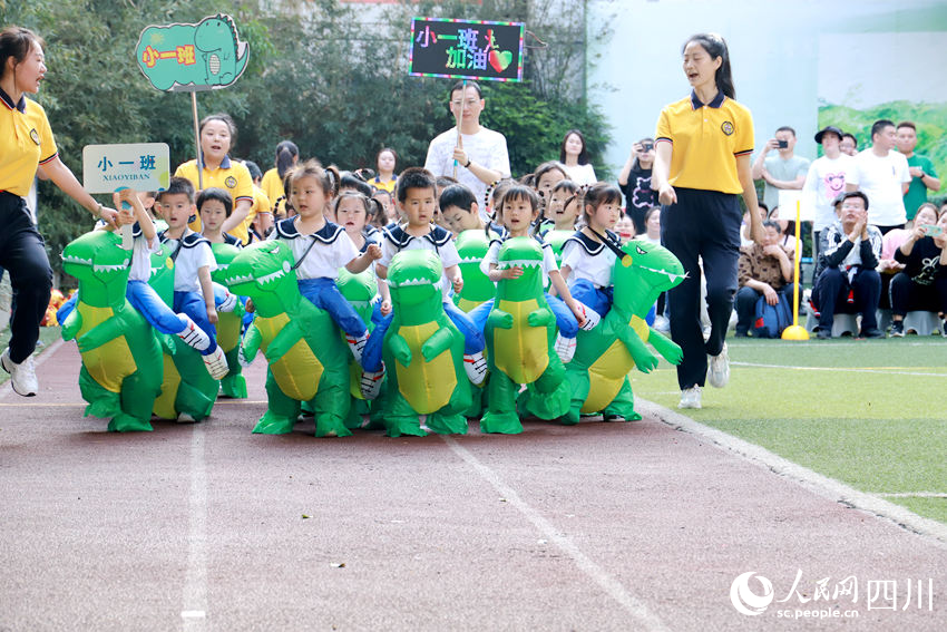 运动会上，孩子们走出整齐的方队。李恭玉摄