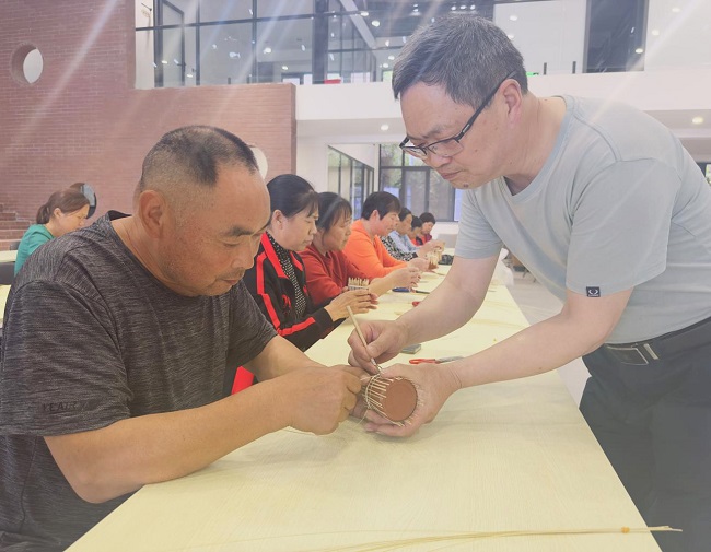 手把手教村民編制。虞芳琳供圖