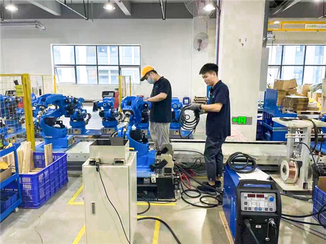 成都卡诺普机器人技术股份有限公司是国家级专精特新“小巨人”企业，主导编制了四项国家标准，在西南地区建成首个超3万平米的“国产机器人及核心零部件基地”，可实现年产量工业机器人2万台。建行四川省分行供图
