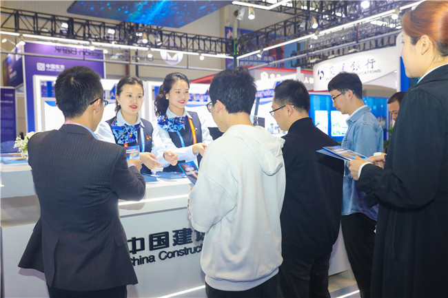 建设银行展区生动展示了建行以新金融实践深化产融合作的举措成效，吸引到访嘉宾驻足观看。建行四川省分行供图