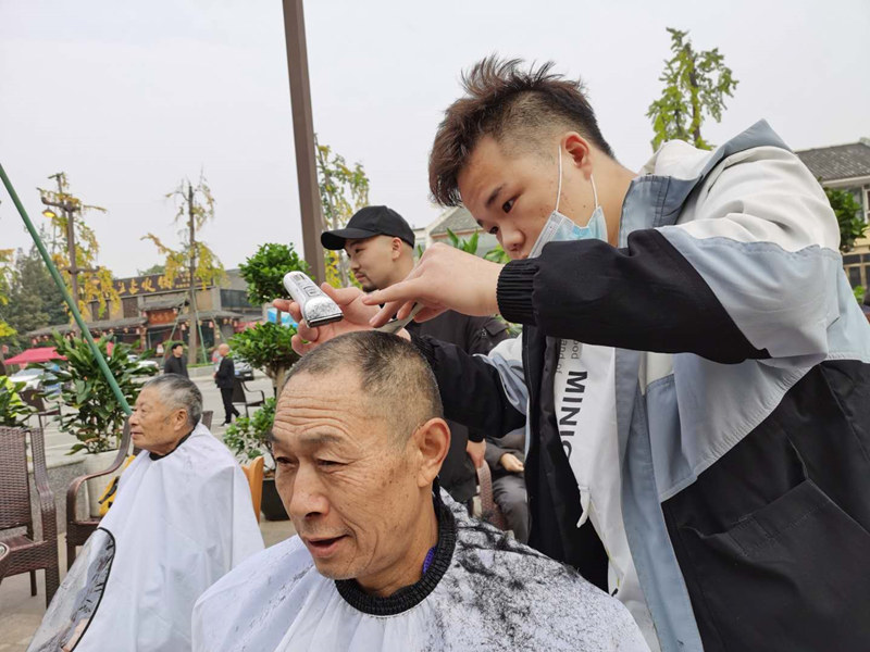 陸壩社區為老志願服務。成都市武侯區委社治委供圖