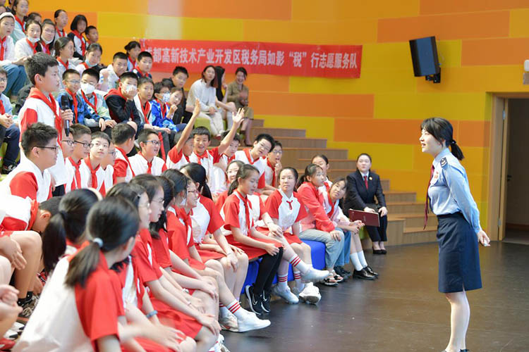 同学们踊跃发言。成都高新税务局供图