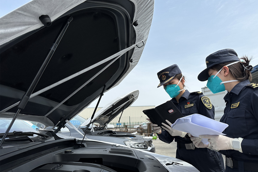 青白江海关关员对出口汽车开展查验。白桂斌摄
