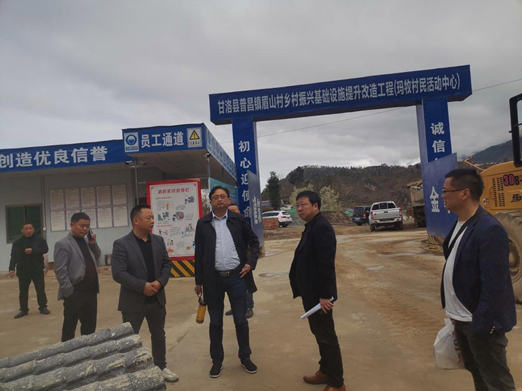 工作人员在村民活动中心施工现场检查。绵竹市融媒体中心供图