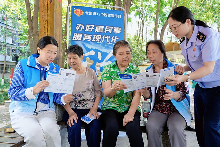 税务干部向社区居民宣传税法。成都高新税务局供图