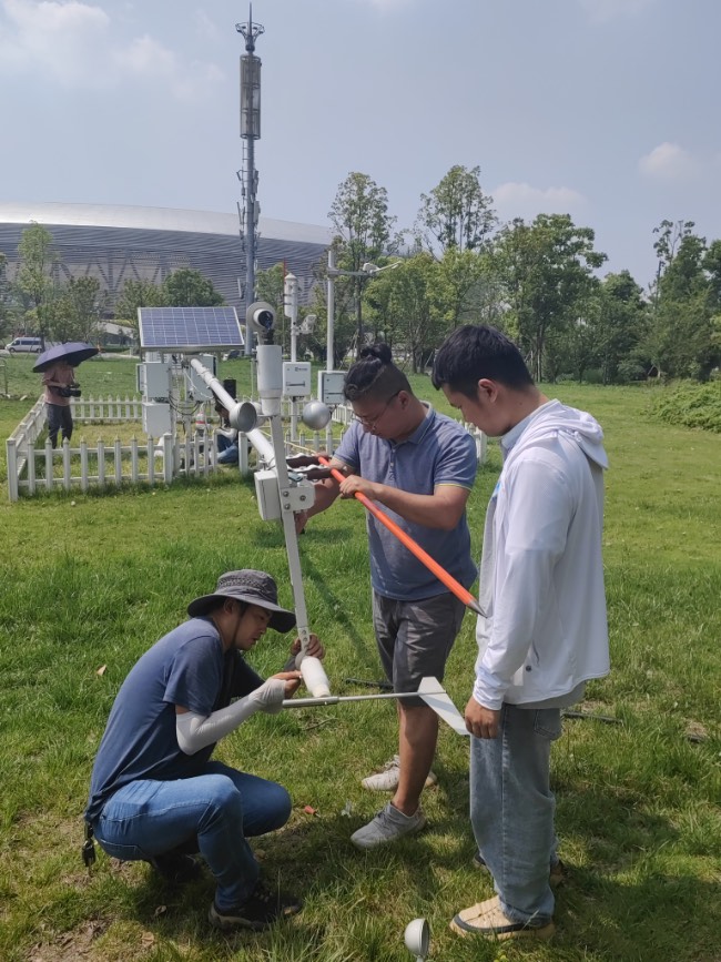 成都大运会主场馆全要素自动气象站完成调试检查。四川省气象局供图
