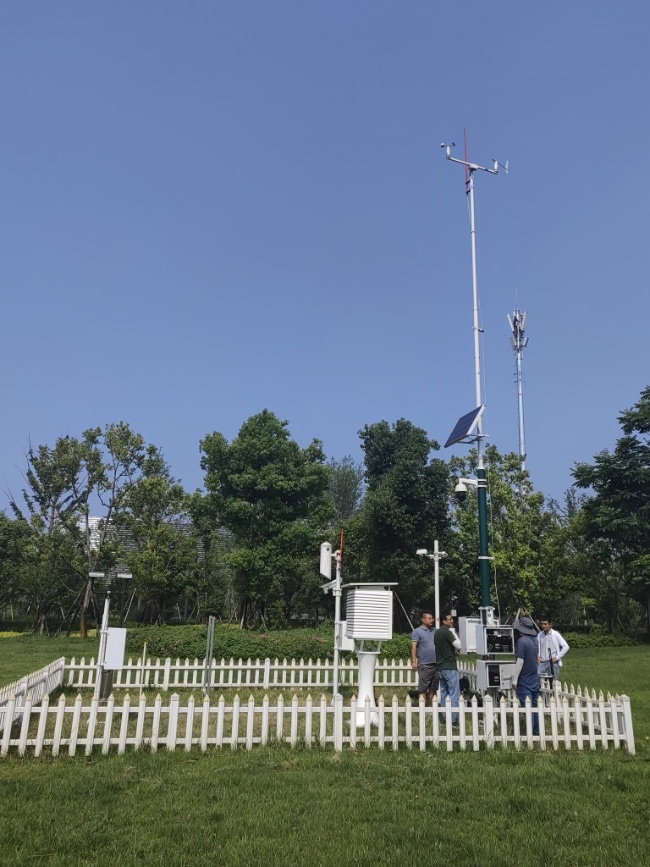成都大运会主场馆全要素自动气象站完成调试检查。四川省气象局供图