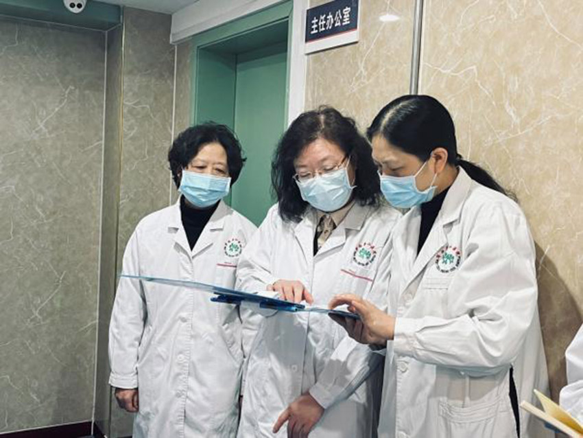 带教查房。四川大学华西第二医院供图
