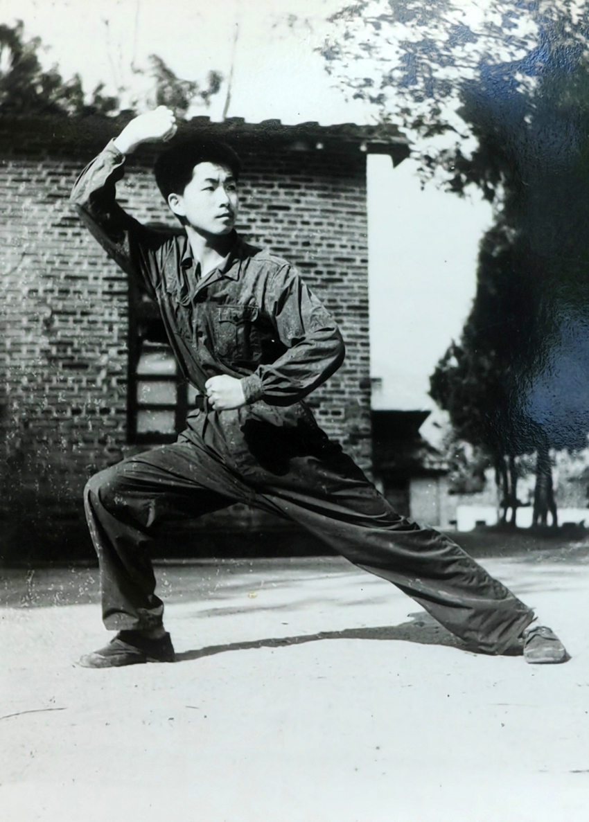 马力贤服役时，在部队苦练杀敌本领。受访者供图