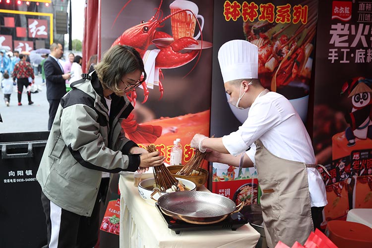 现场做串串。广汉市融媒体中心供图