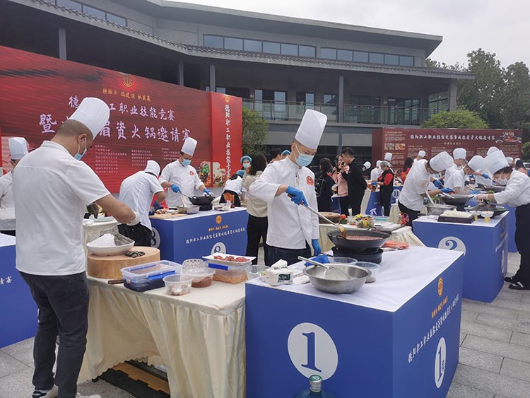现场做火锅。广汉市融媒体中心供图