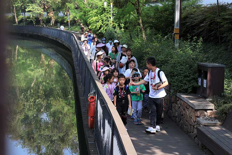 孩子们在公园里了解相关文化。成都仁品供图