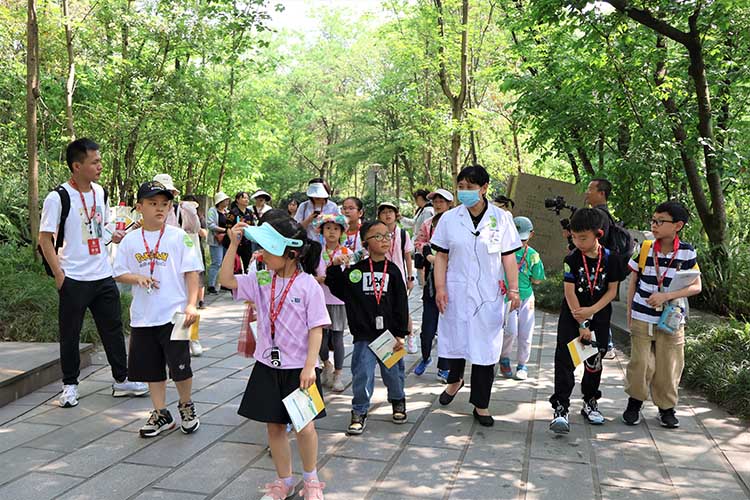 江澜医师跟孩子们讲解如何保护嗓子。成都仁品供图