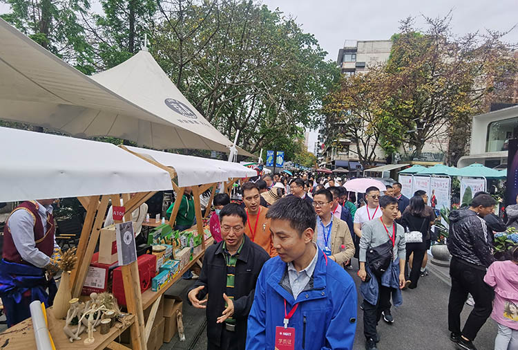 研学单位学员参观黑水展台。达古冰川管理局供图