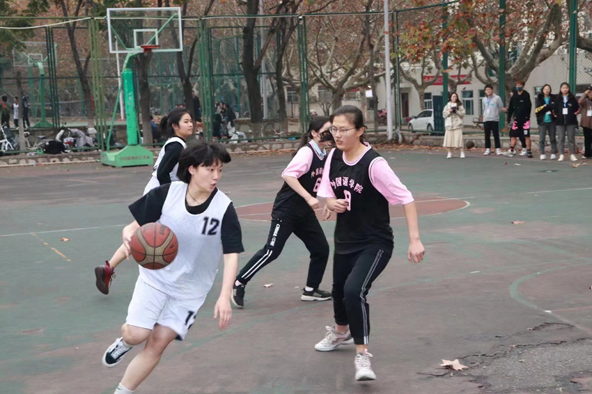 何婷（左二）参加篮球比赛。陆军第77集团军某旅供图