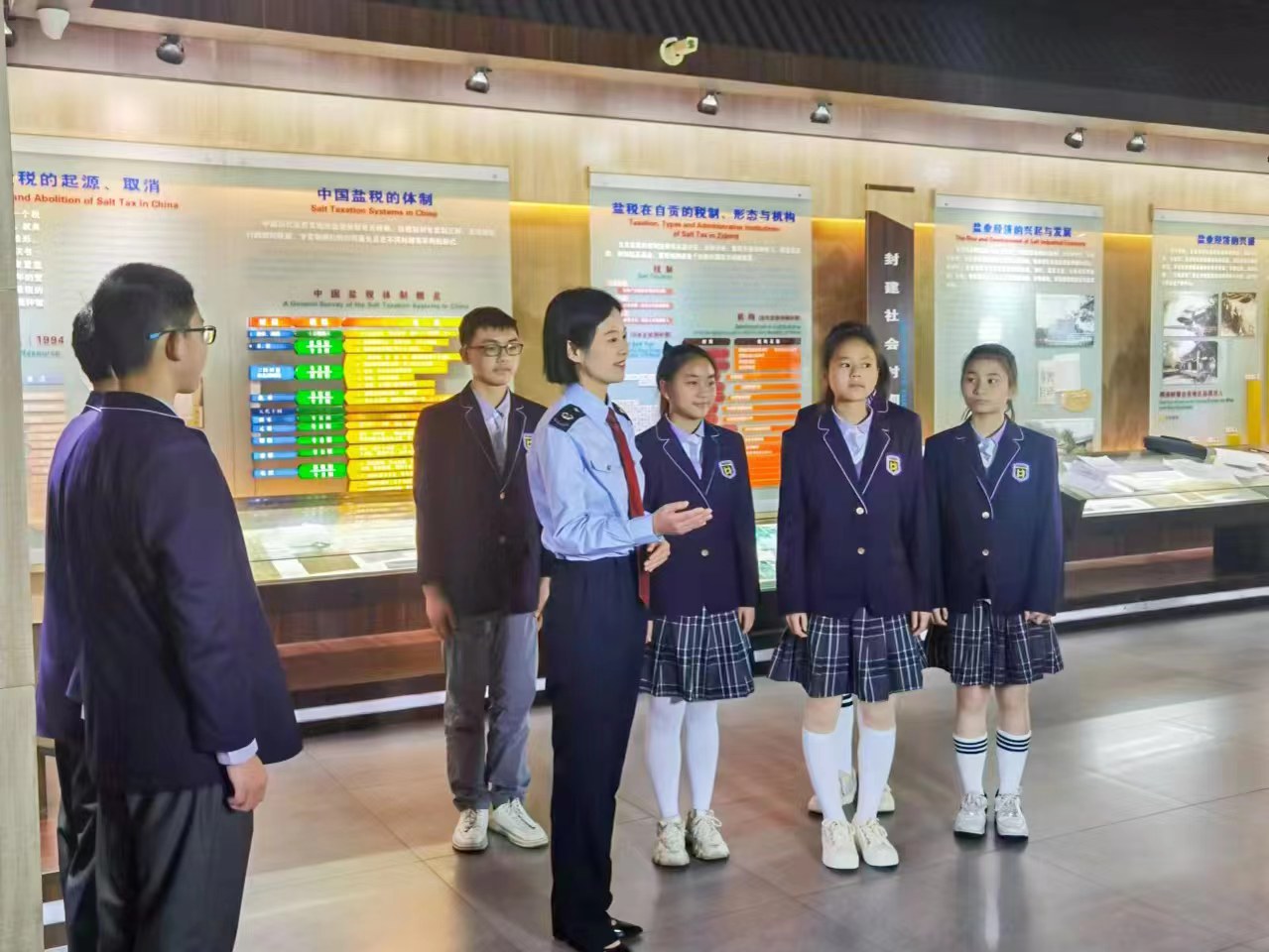 税务干部向学生们讲解税法知识。四川省税务局供图