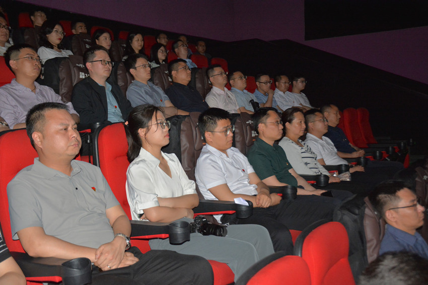 达州市委组织部组织党员干部集中观看电影《周永开》。达州日报社供图