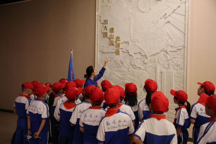 孩子们正在认真了解航天历史。西昌市委宣传部供图