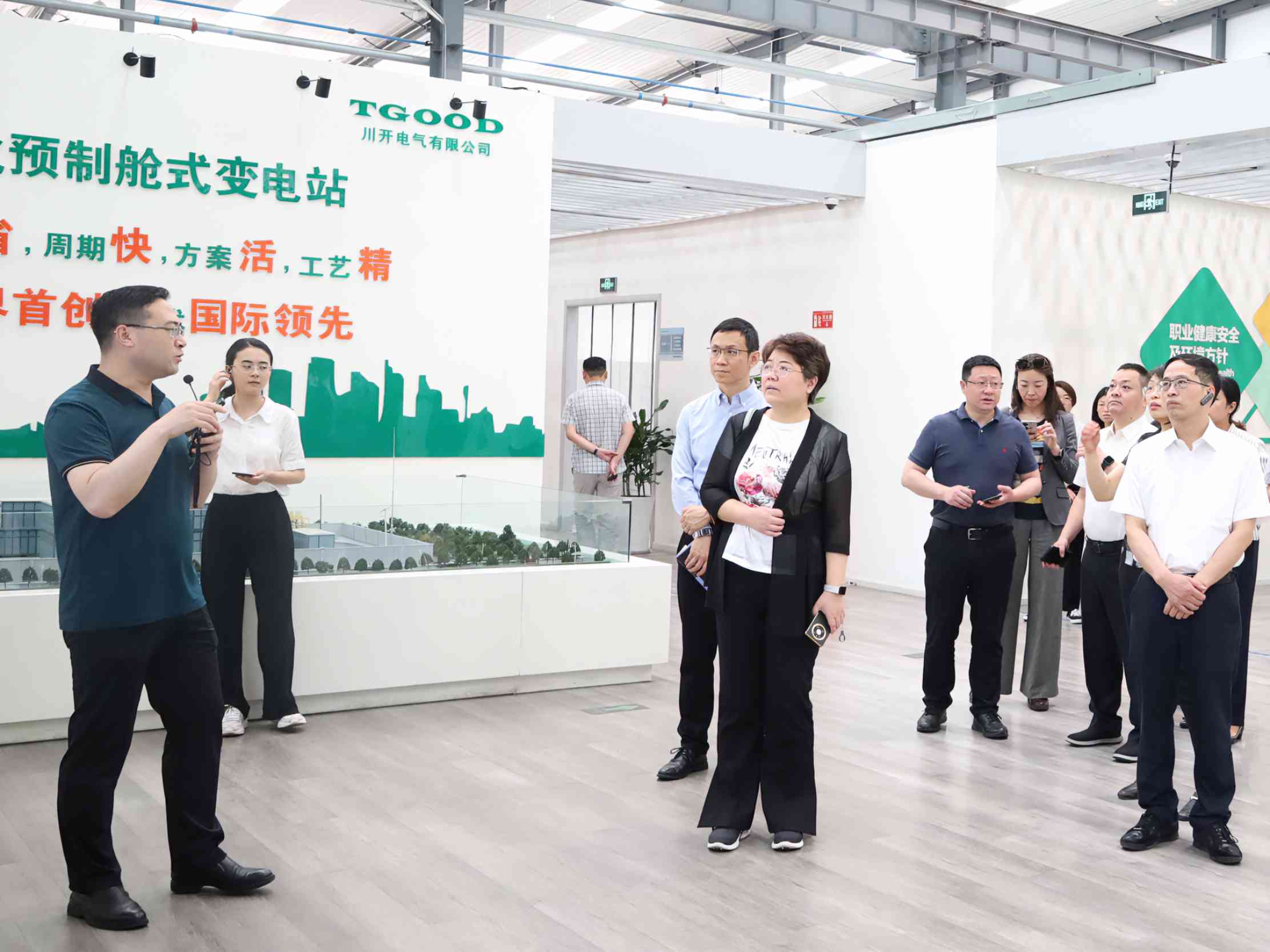 在成都市西南航空港经济开发区实地调研考察。四川省大数据中心供图