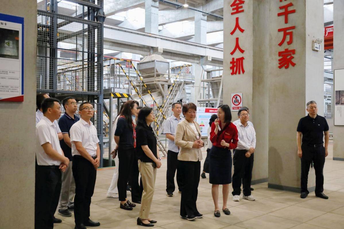 在泸州市白酒产业园区实地调研考察。四川省大数据中心供图