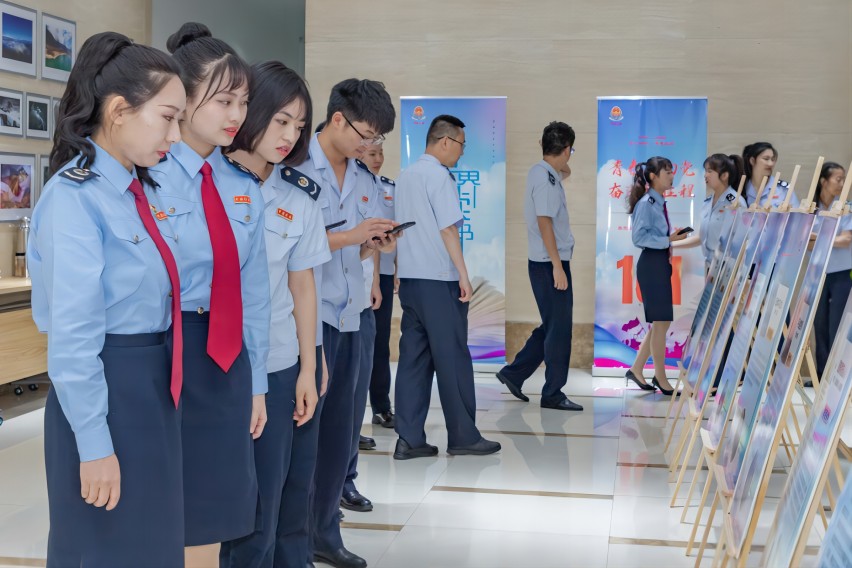 青年干部推荐书目展览。吕学军供图