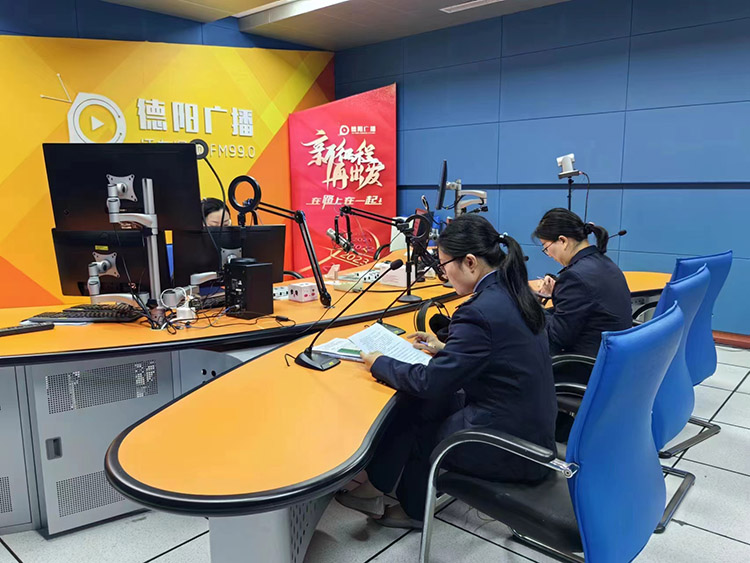 税务干部在电台，通过电波宣传税法。四川省税务局供图