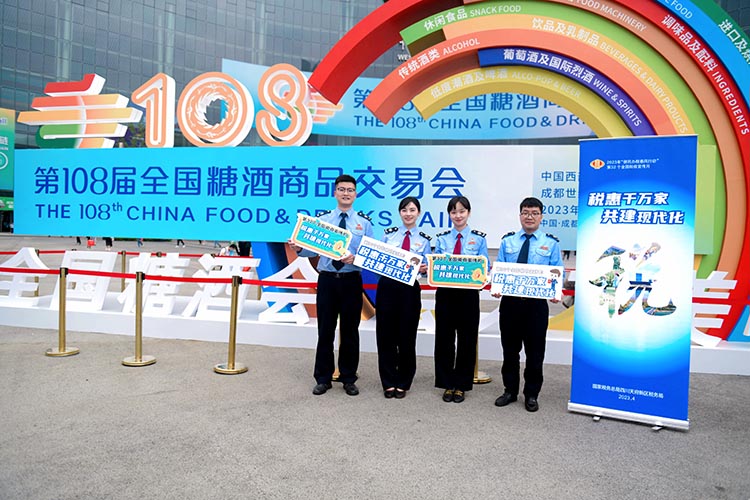 税务干部走进展会，在现场宣传税法。四川省税务局供图