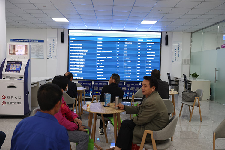 求职者在现场看实时发布的用工信息。翠屏区融媒体中心供图