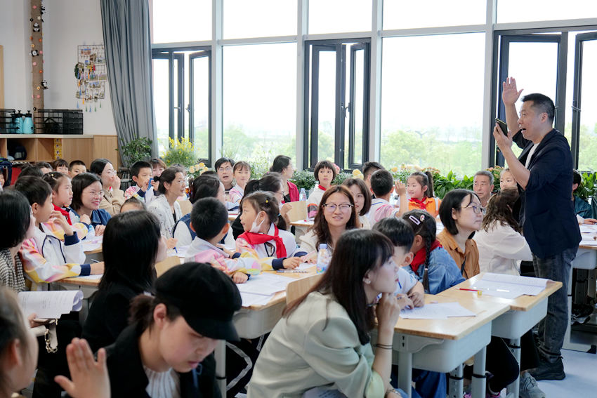 成都高新区锦晖小学二（4）中队举行的公开课——亲子课堂共读《七色花》。学校供图
