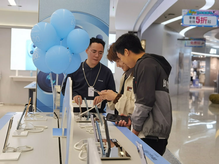 顾客正在挑选心仪的手机。叙州区融媒体中心供图