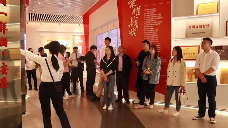 听讲解员介绍特色产品。踏水社区供图