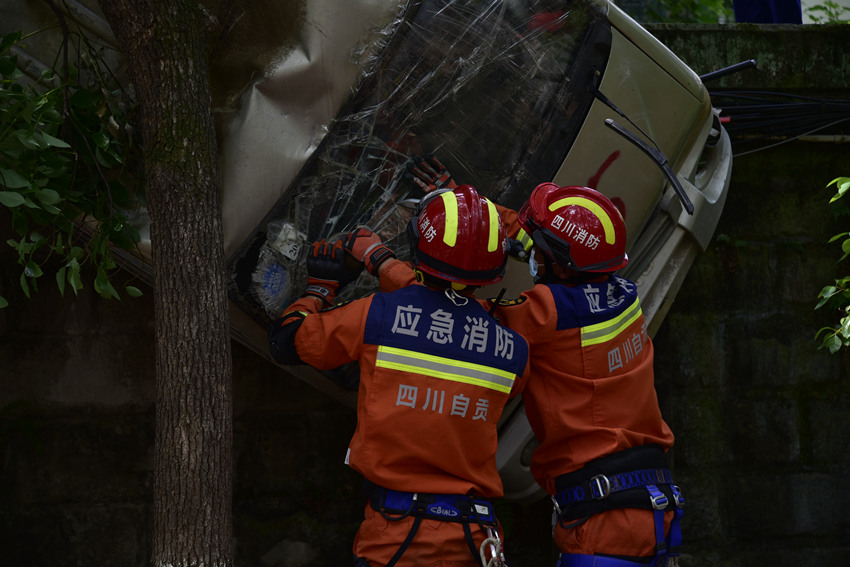 消防救援人员正在破拆车辆营救“被困人员”。四川省消防救援总队供图 