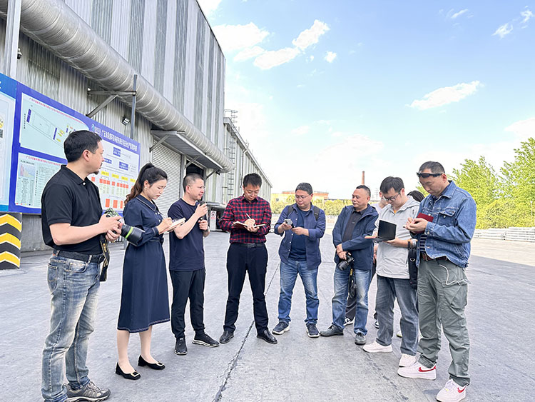記者到企業採訪。廣元市委宣傳部供圖
