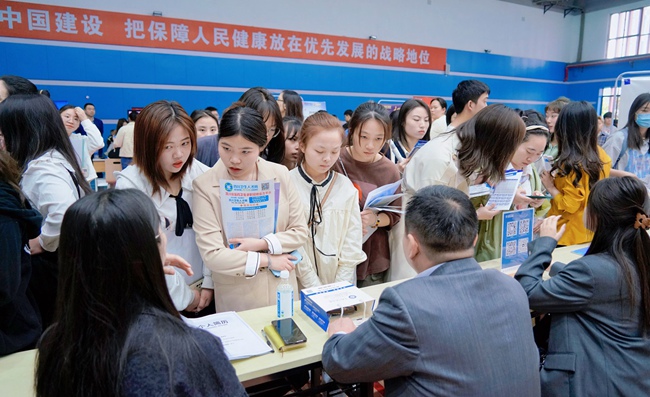 毕业生双选会现场。学校供图