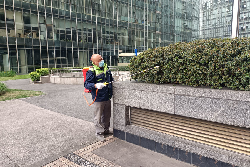 工作中的園林工人。高新區生態環境城管局供圖