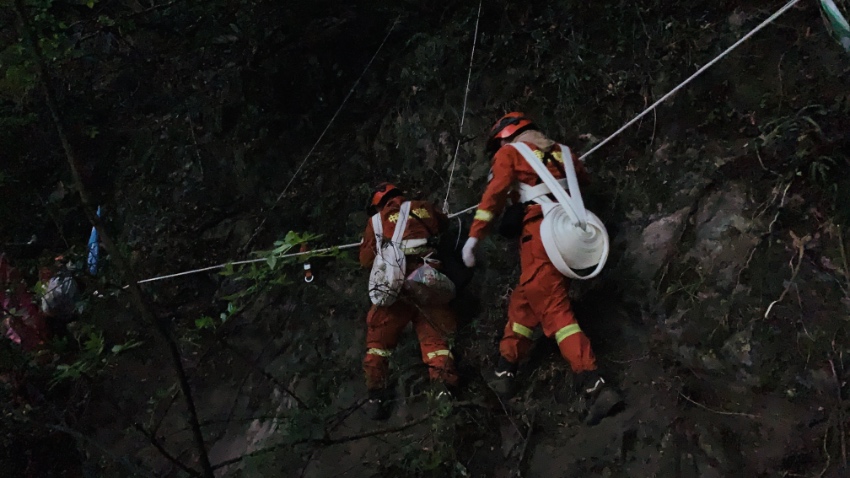 消防員背著滅火設備走過懸崖峭壁。四川森林消防總隊甘孜支隊供圖