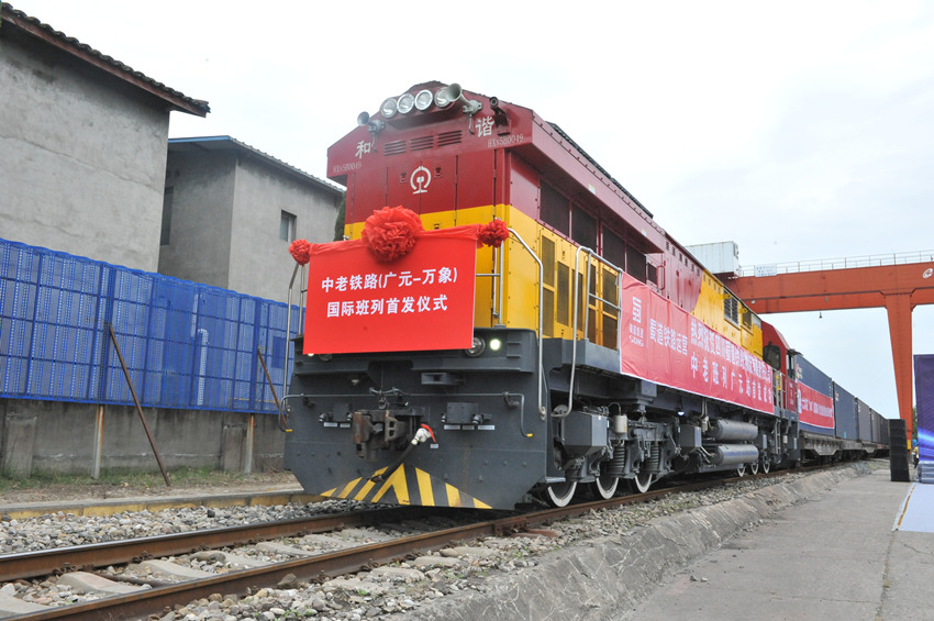 列车搭载四川生产的建筑材料，向目的地驶去。成都铁路供图