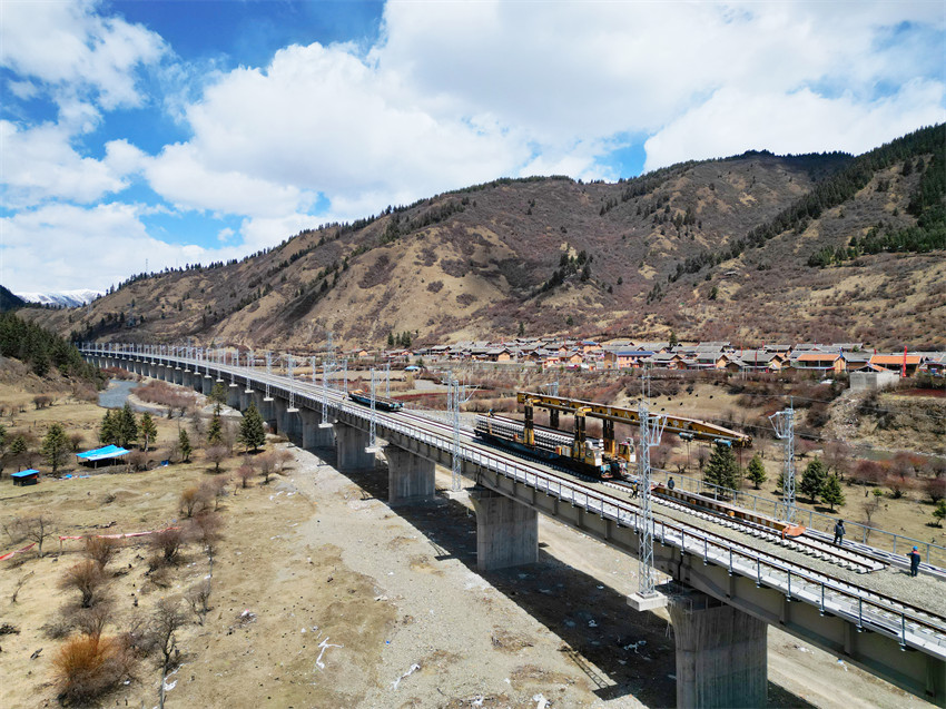 高原段的成兰铁路以峡谷长桥为主。成兰公司供图