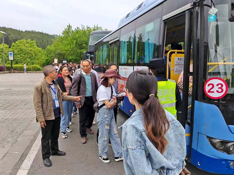 工作人员有序引导游客乘坐免费摆渡车。剑门关景区供图