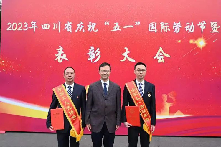 获表彰。理塘县融媒体中心供图